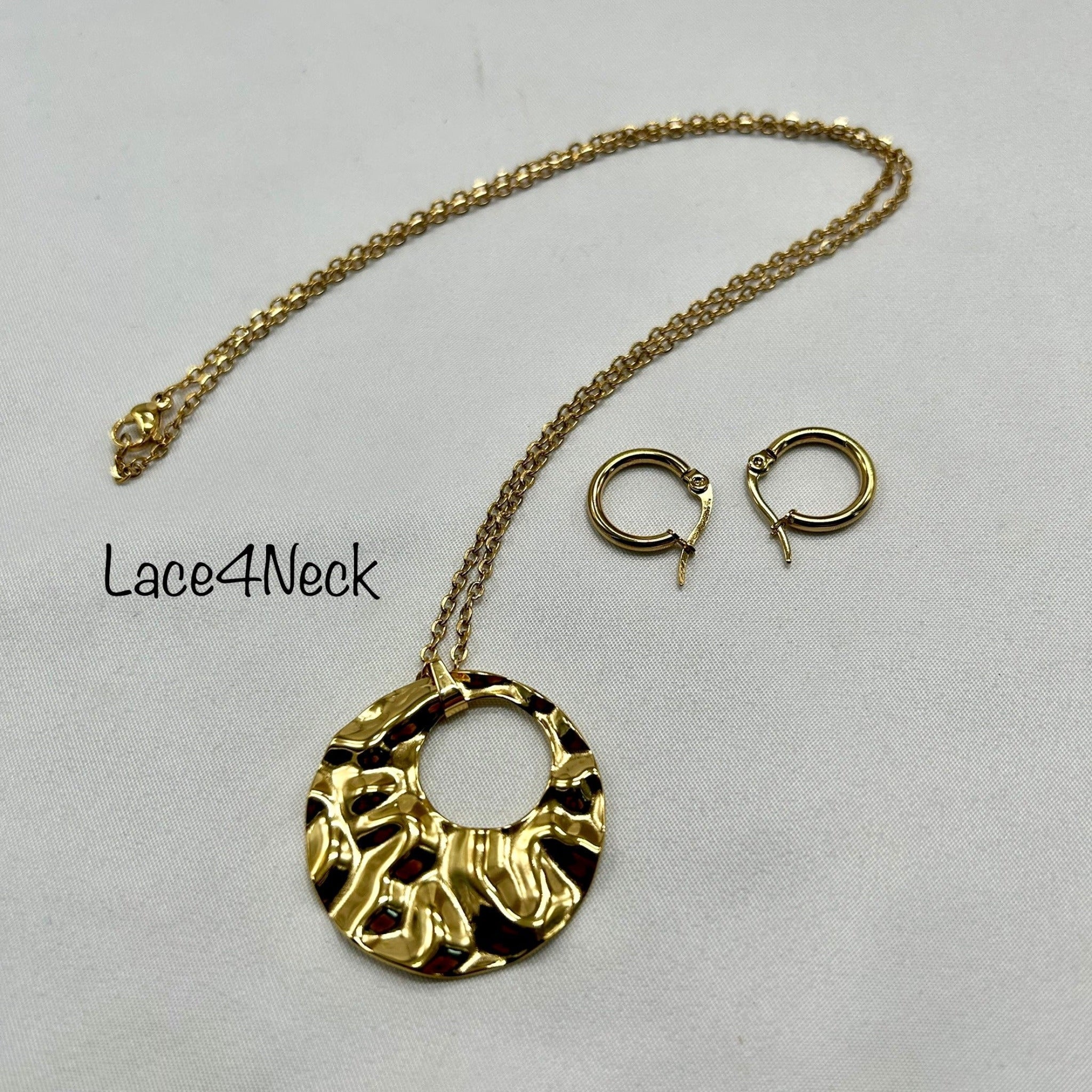 Hammered Round (Lace4Neck)