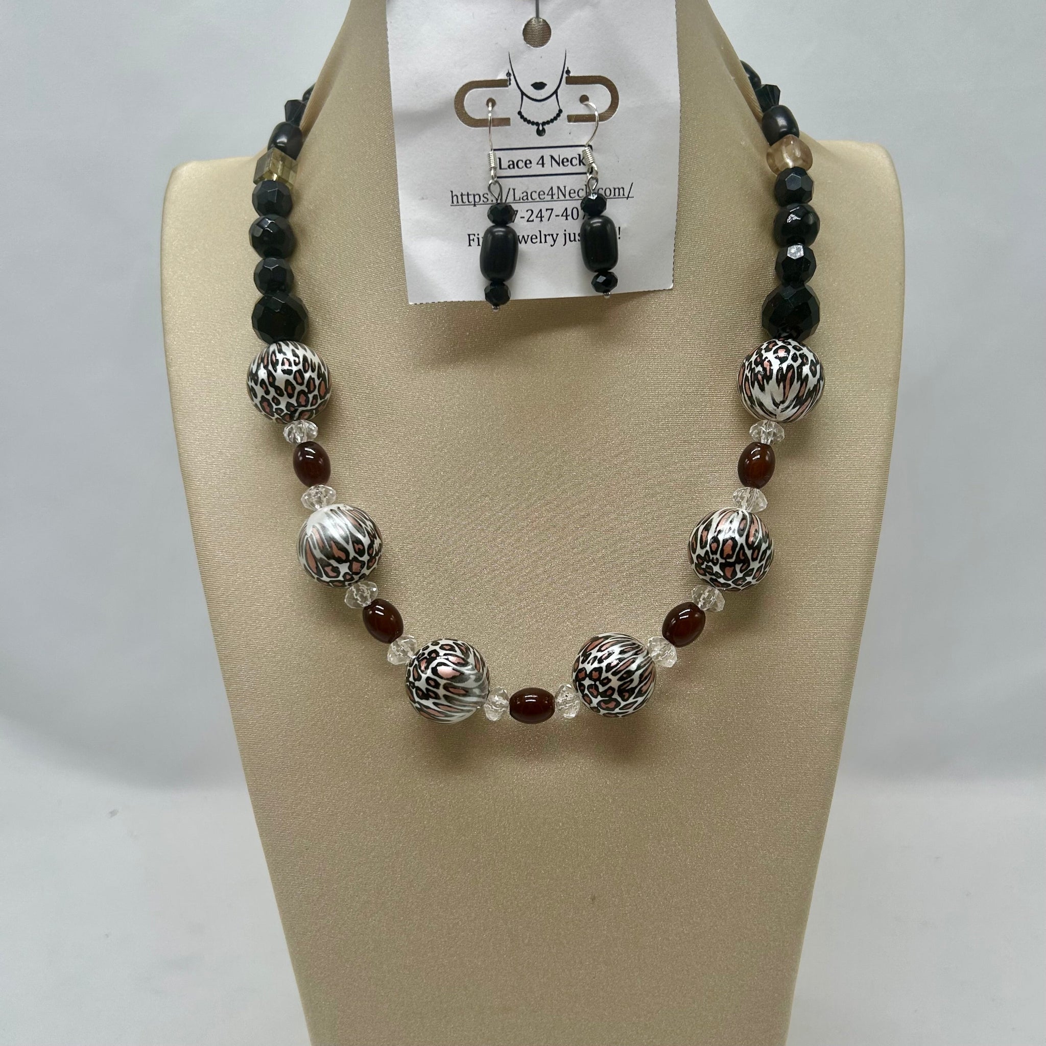 “Luiperd D”, Acrylic, Agate & Howlite necklace