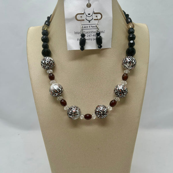 “Luiperd D”, Acrylic, Agate & Howlite necklace