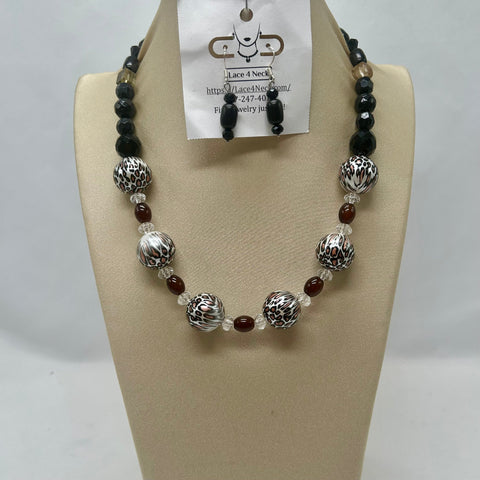 “Luiperd D”, Acrylic, Agate & Howlite necklace