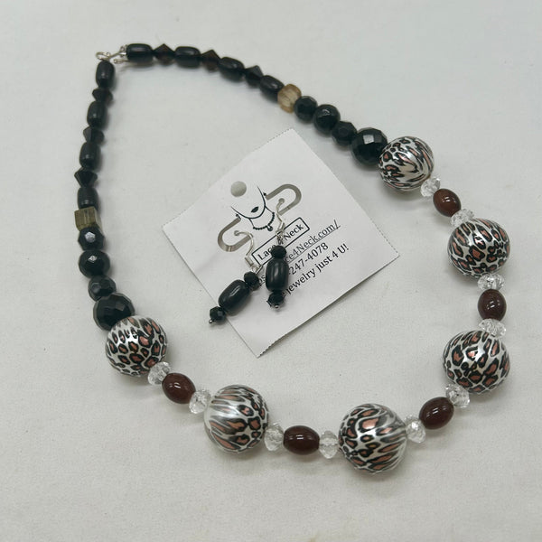 “Luiperd D”, Acrylic, Agate & Howlite necklace