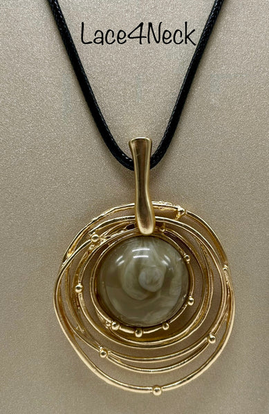 “Órbita”, Chrysanthemum Agate & Alloy necklace